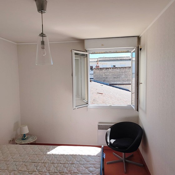 Chambre de 10m² avec la moquette au sol