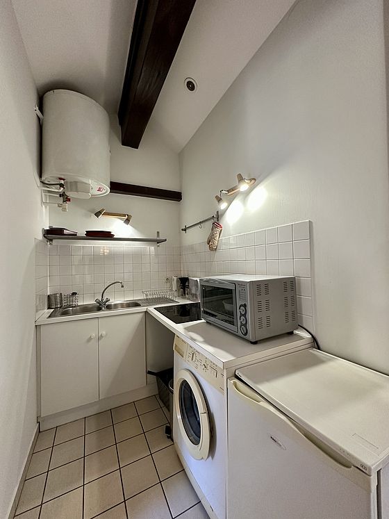 Kitchen of 3m² with tile floor