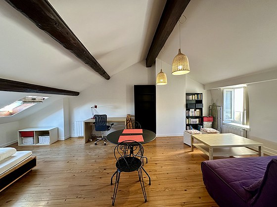Séjour équipé de canapé, table basse, 2 chaise(s)