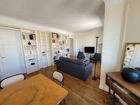 Salon avec du parquet au sol