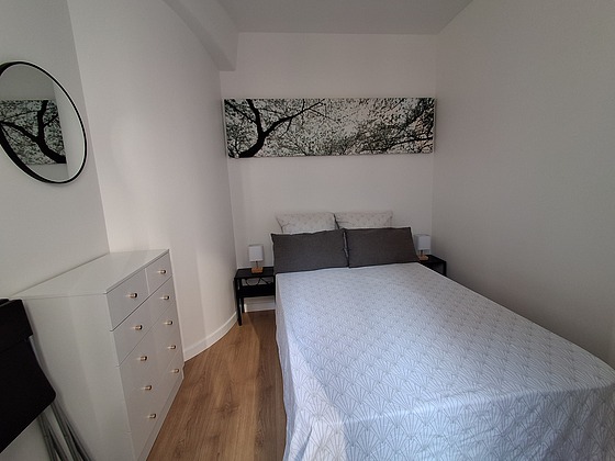 Chambre avec du parquet au sol