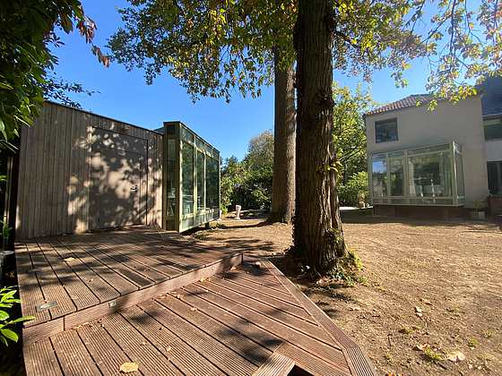 Salon avec du parquet au sol