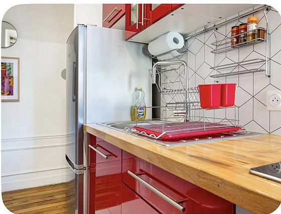 Cuisine équipée de plaques de cuisson, réfrigerateur, freezer, hotte