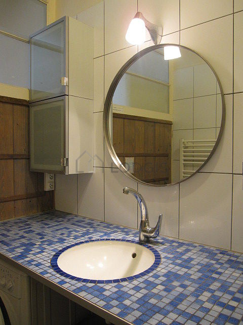 Salle de bain équipée de lave linge, sèche linge, serviettes de bain