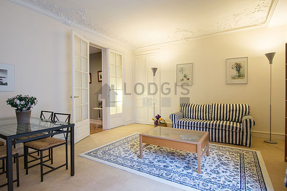 Large living room of 30m² with the carpeting floor