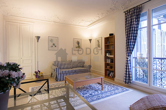 Séjour très calme équipé de 1 canapé(s) lit(s) de 140cm, télé, chaine hifi, 1 fauteuil(s)