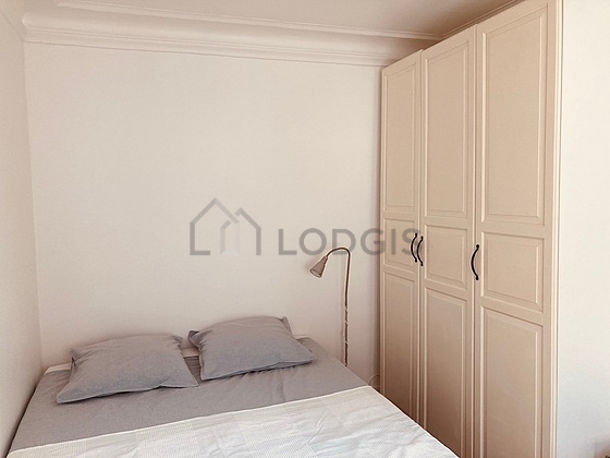Chambre avec fenêtres double vitrage donnant sur cour