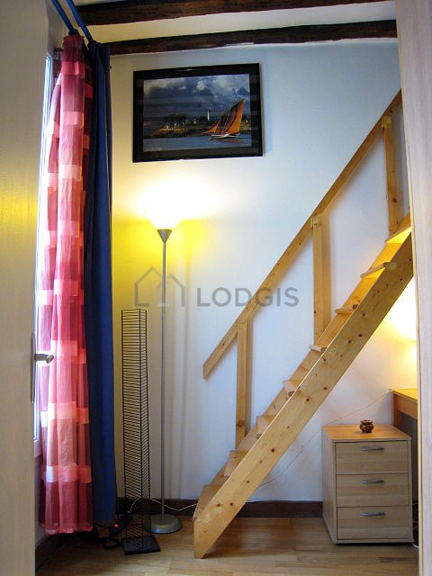 Chambre avec fenêtres double vitrage donnant sur cour