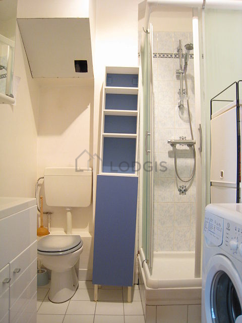 Salle de bain équipée de lave linge, placard