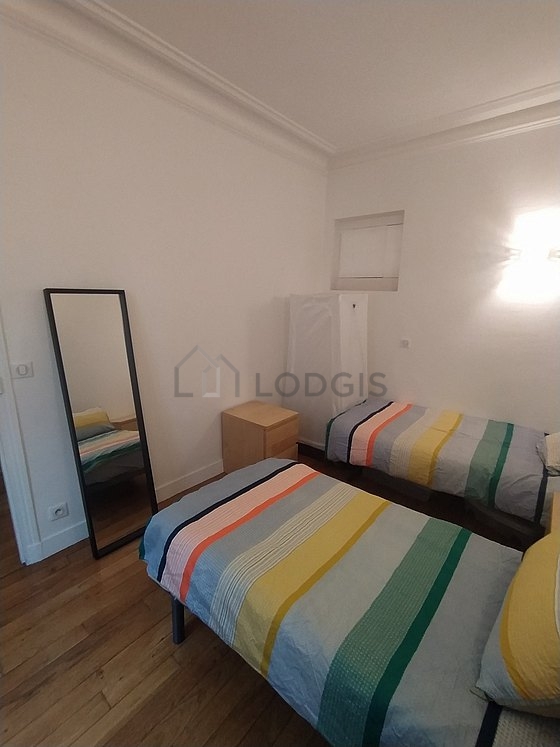 Chambre avec fenêtres double vitrage donnant sur cour
