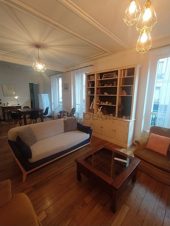 Grand salon de 31m² avec du parquet au sol