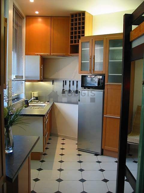 Belle cuisine avec du carrelage au sol