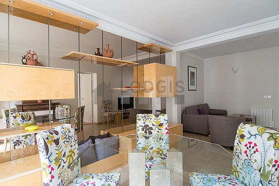 Great, very quiet and bright sitting room of an apartment in Paris