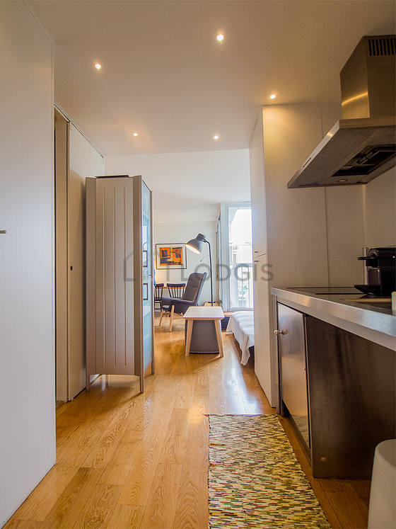 Belle cuisine de 10m² avec du parquet au sol