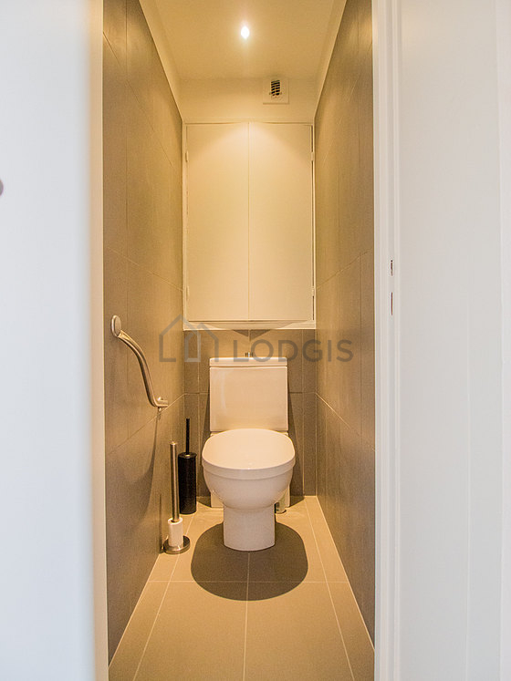 Toilettes indépendantes de la salle d'eau