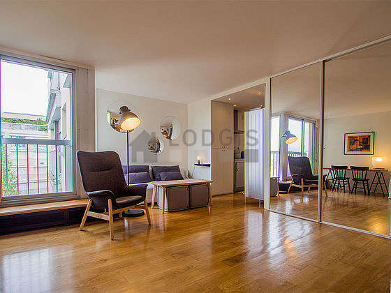 Large living room of 23m² with woodenfloor