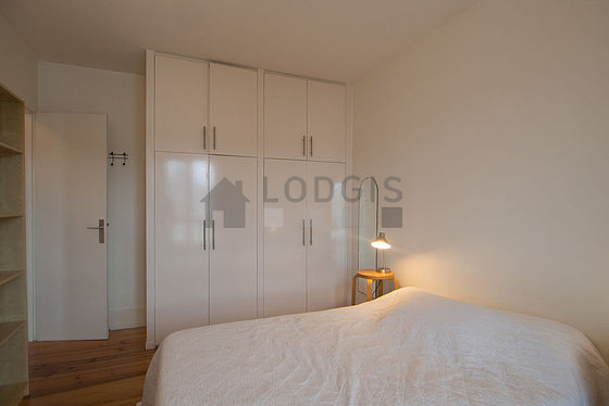 Bedroom of 12m² with wooden floor
