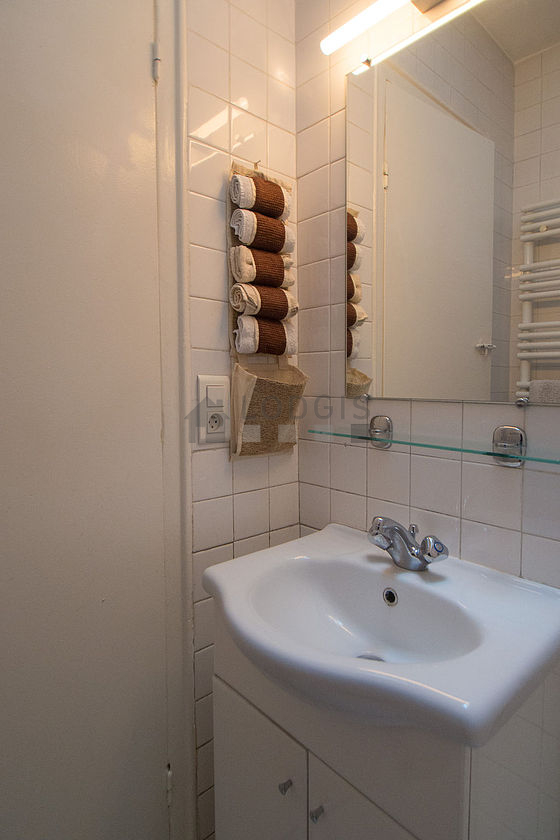 Belle salle de bain claire avec du carrelage au sol