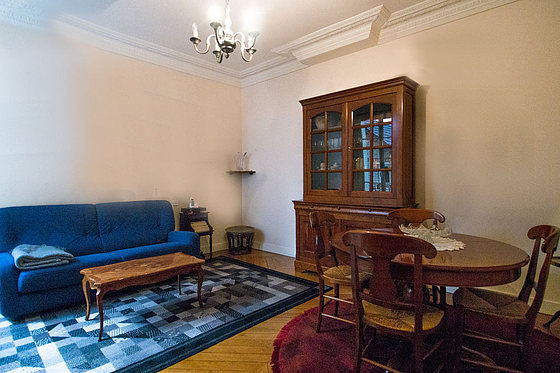 Large living room of 20m² with wooden floor