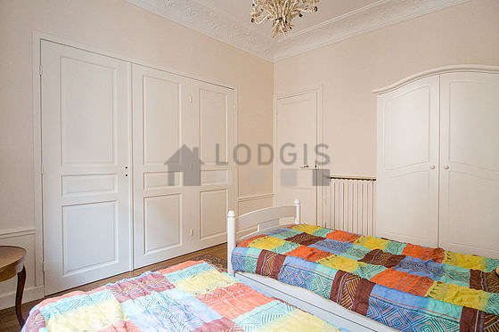 Quiet bedroom for 2 persons equipped with 2 bed(s) of 90cm