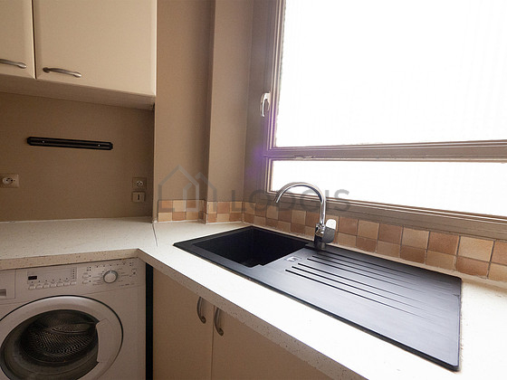 Cuisine équipée de lave linge, réfrigerateur, freezer, hotte