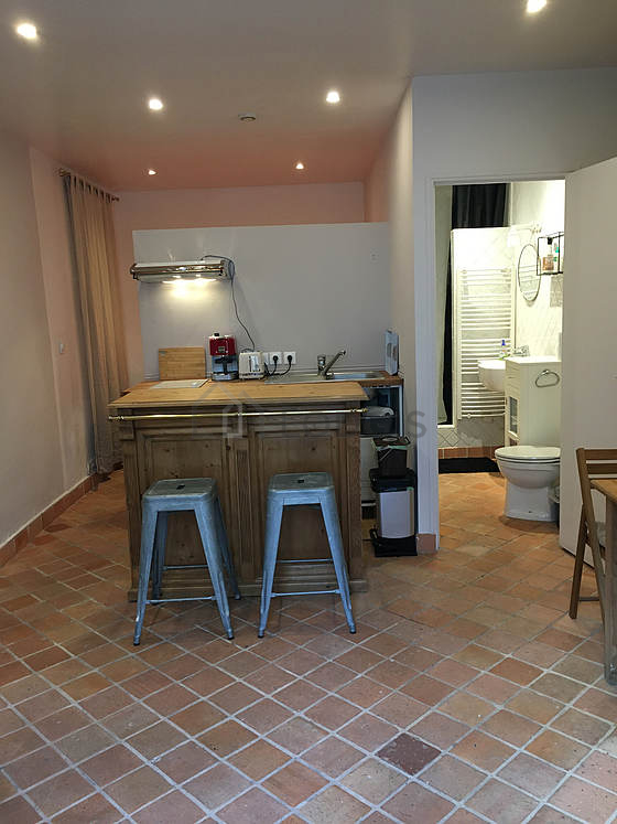 Belle cuisine avec du carrelage au sol