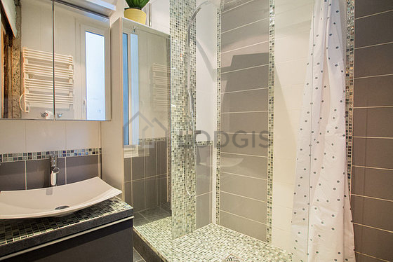 Belle salle de bain avec fenêtres et du carrelage au sol