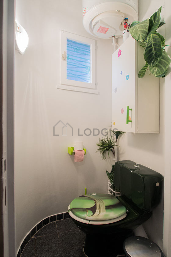 Toilettes indépendantes de la salle d'eau