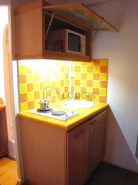 Cuisine équipée de plaques de cuisson, réfrigerateur, vaisselle