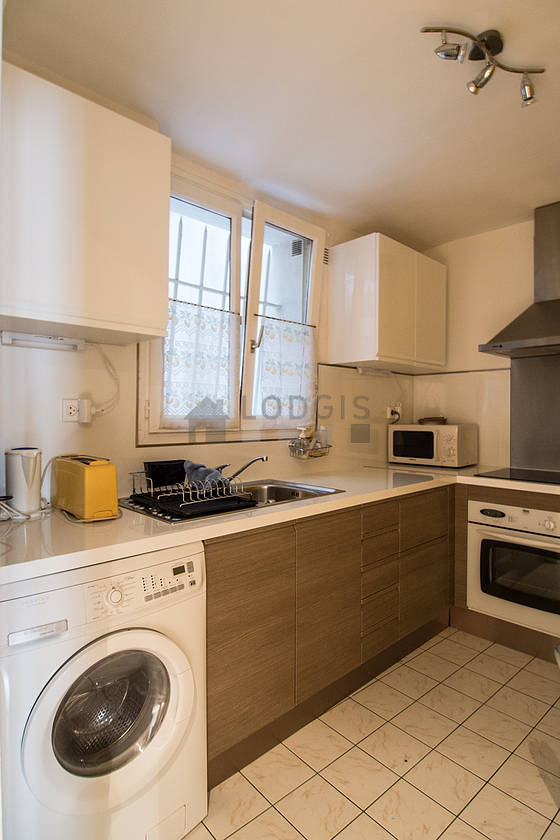 Belle cuisine avec du carrelage au sol