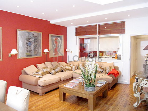 Large living room of 50m² with wooden floor