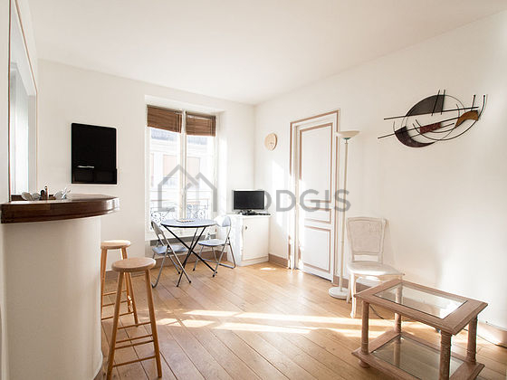 Bright living room furnished with 2 chair(s)