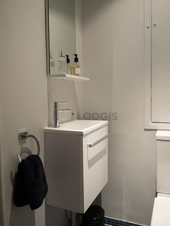 Toilettes indépendantes de la salle d'eau