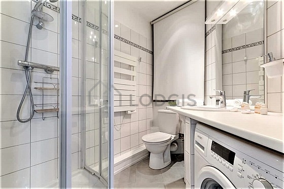 Belle salle de bain avec du carrelage au sol