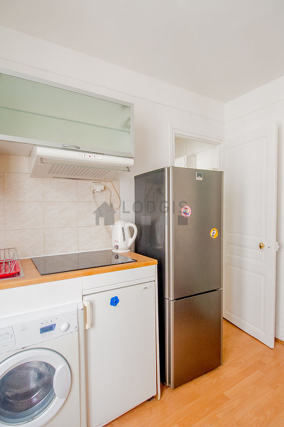 Cuisine équipée de lave linge, réfrigerateur, vaisselle