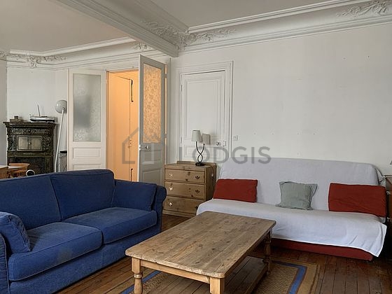 Large living room of 33m² with wooden floor
