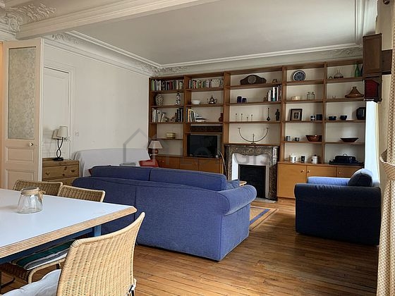 Beautiful, quiet and bright sitting room of an apartment in Paris