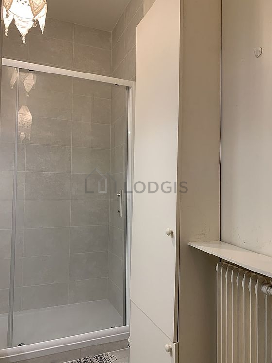 Salle de bain équipée de serviettes de bain