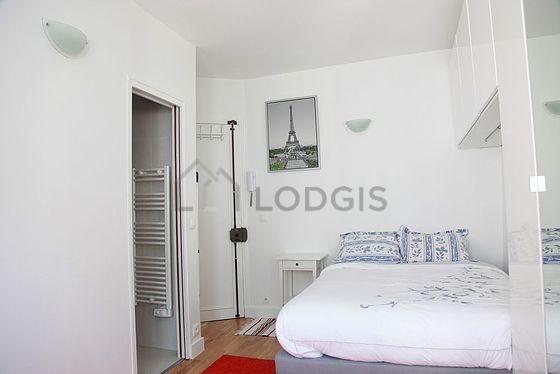 Living room of 12m² with wooden floor