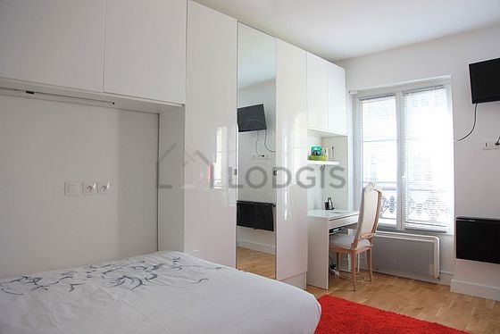 Séjour équipé de 1 lit(s) de 140cm, télé, chaine hifi, penderie