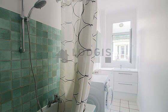 Salle de bain avec fenêtres et du carrelageau sol