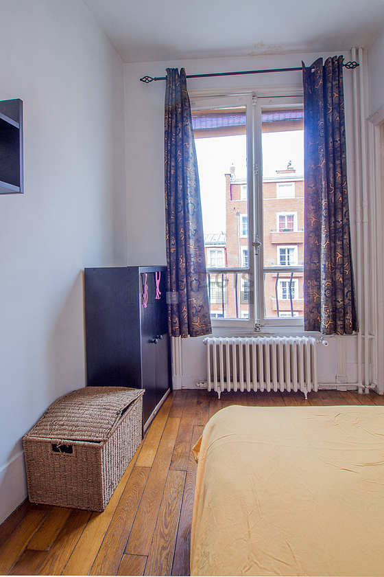 Chambre avec fenêtres donnant sur cour
