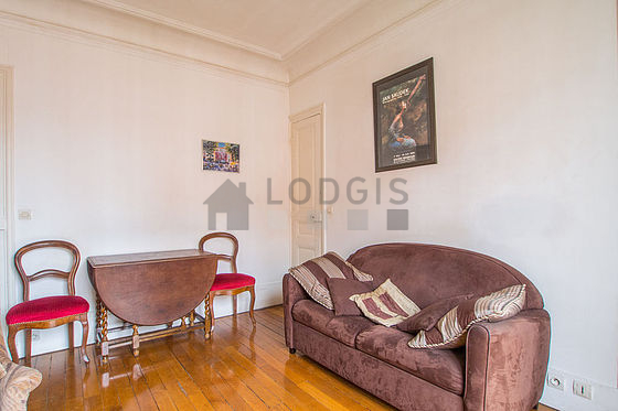 Salon de 18m² avec du parquet au sol