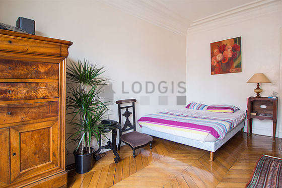 Bedroom of 16m² with woodenfloor