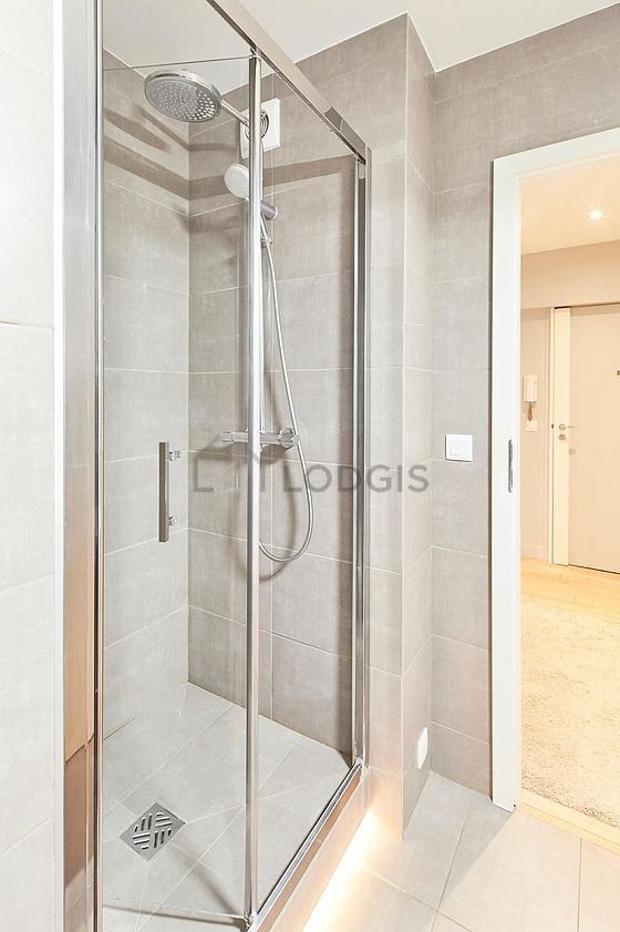 Belle salle de bain claire avec du carrelage au sol
