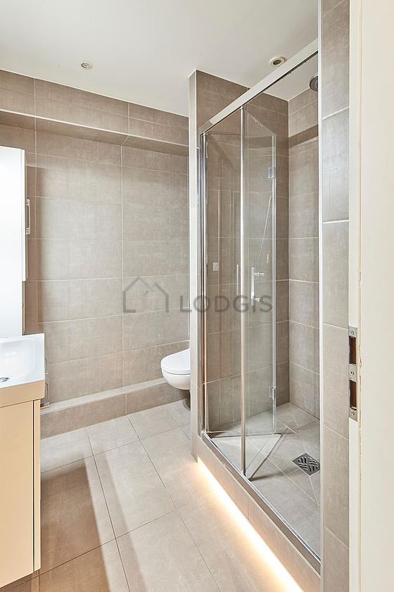 Salle de bain équipée de douche dans baignoire