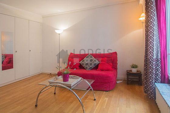 Belle salle à manger avec du parquet au sol pouvant accueillir jusqu'à 4 convives