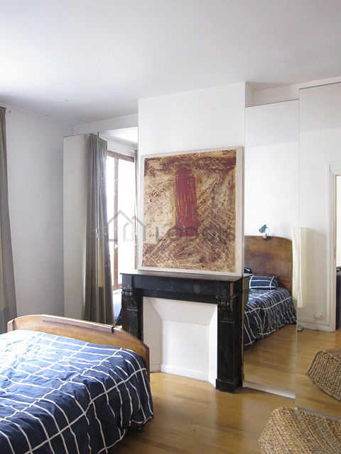 Chambre avec fenêtres double vitrage donnant sur cour