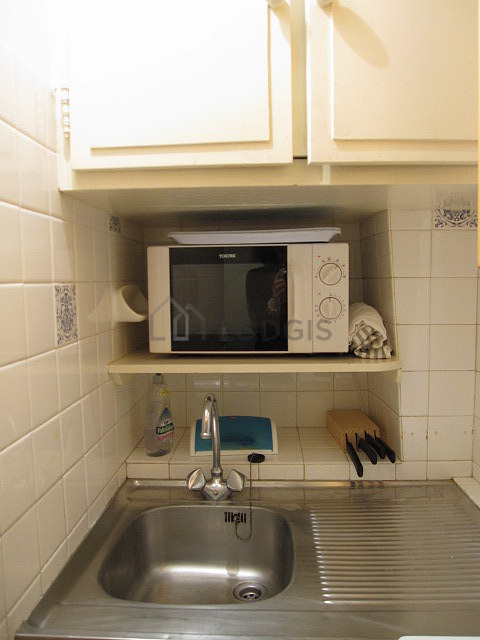 Cuisine équipée de plaques de cuisson, réfrigerateur, freezer, vaisselle