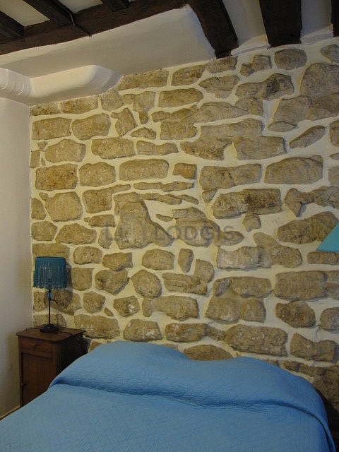 Salon avec du carrelage au sol
